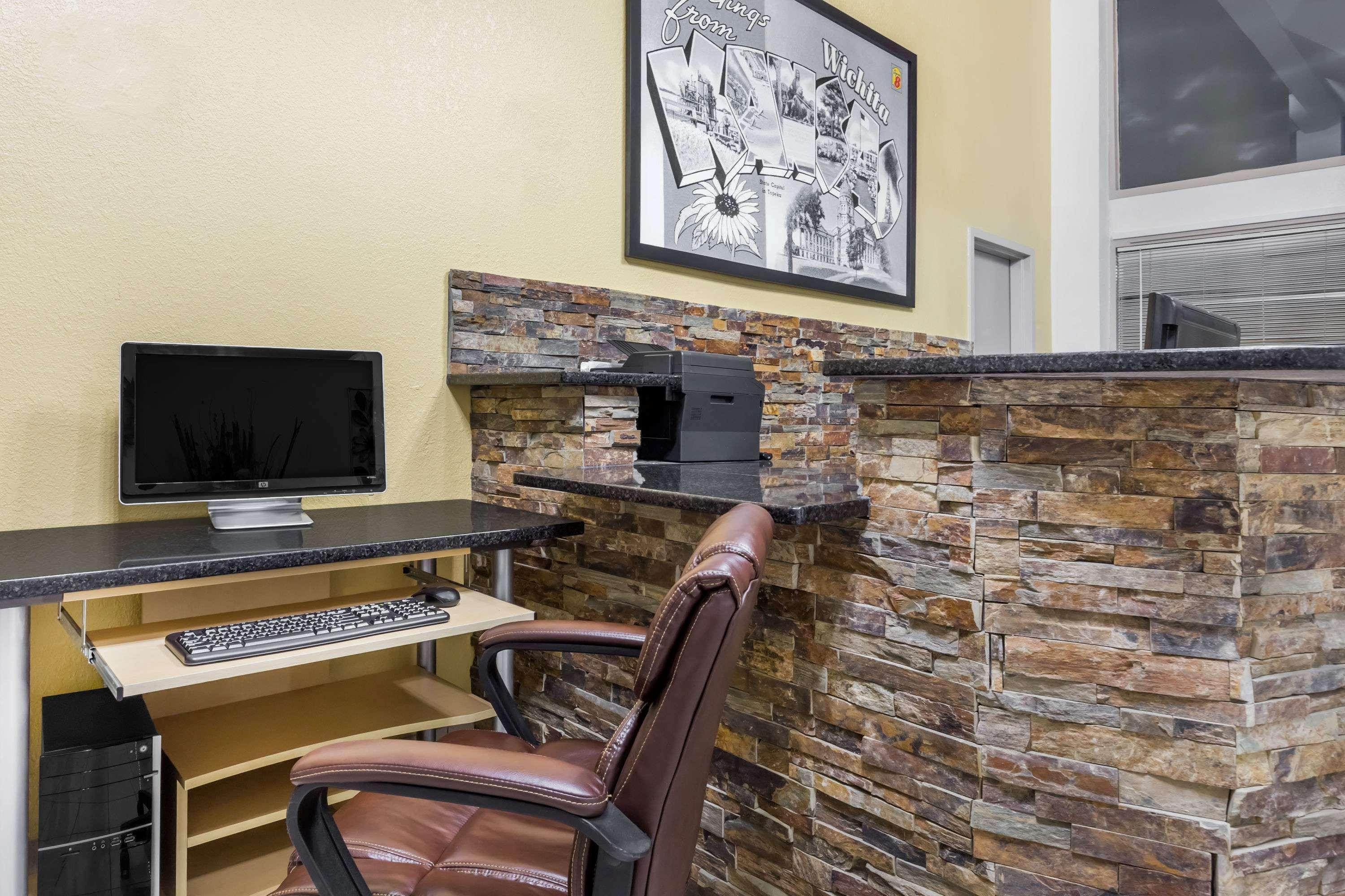 Motel Super 8 By Wyndham Wichita Airport West Kellogg Extérieur photo