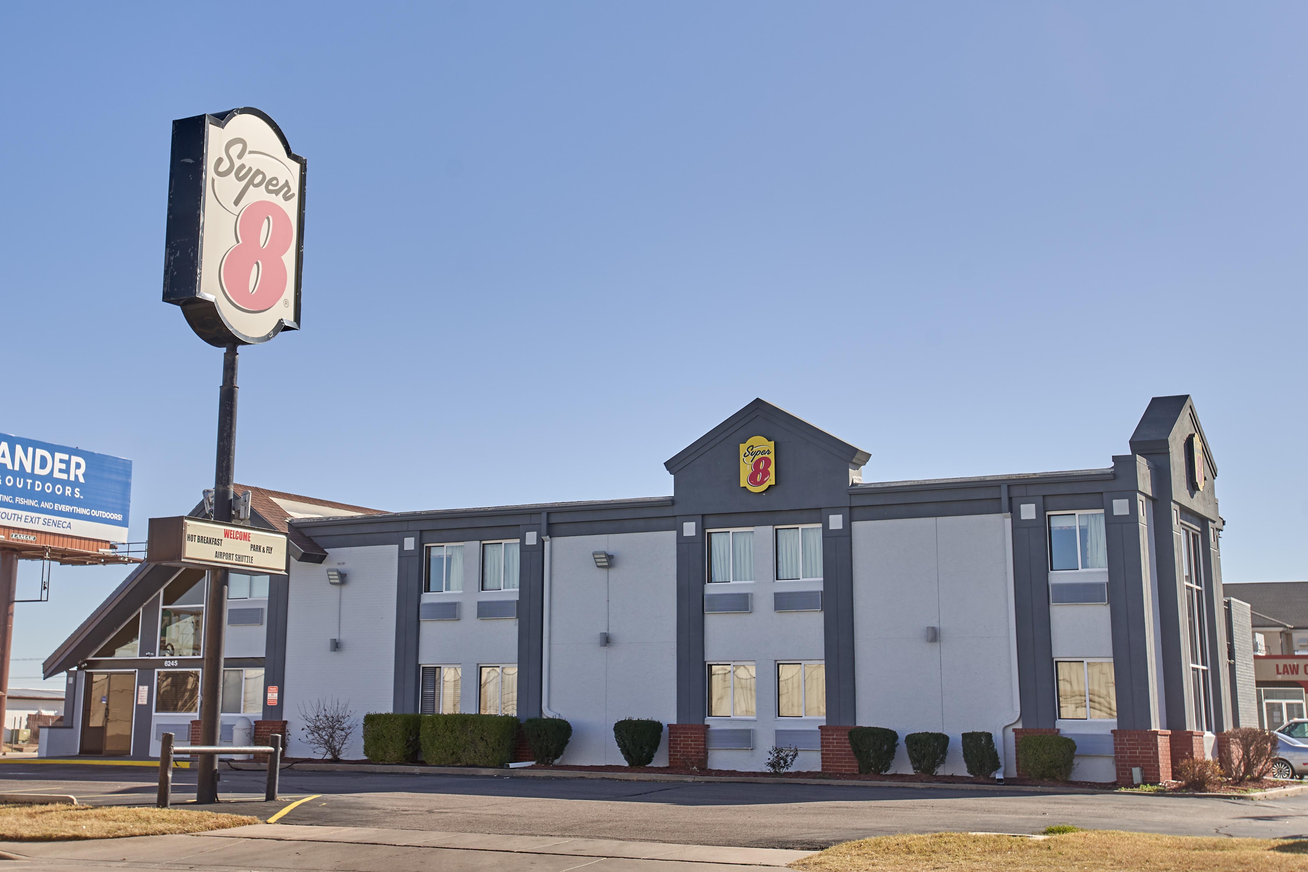Motel Super 8 By Wyndham Wichita Airport West Kellogg Extérieur photo