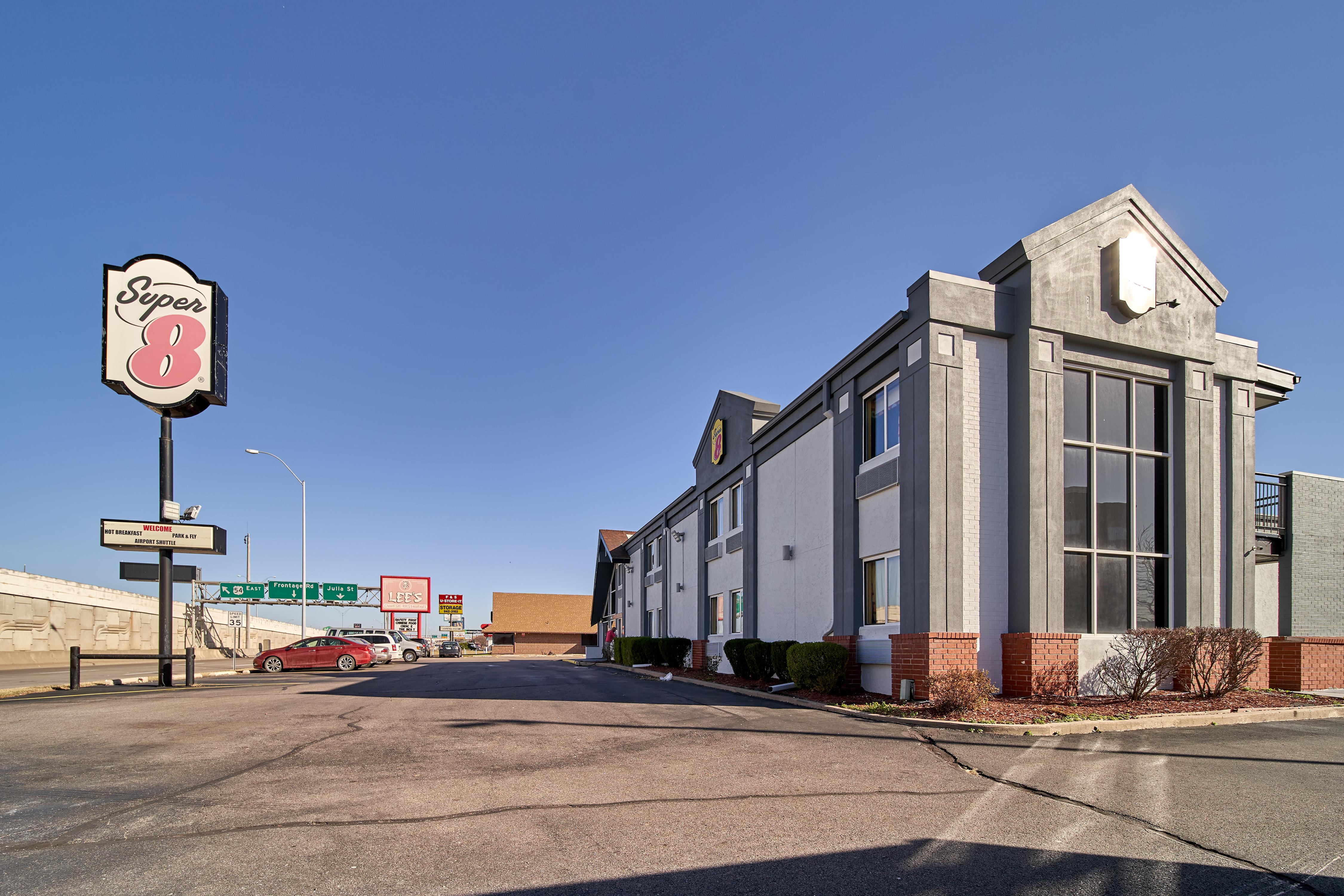 Motel Super 8 By Wyndham Wichita Airport West Kellogg Extérieur photo