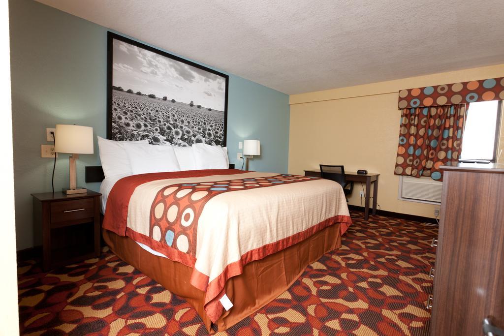 Motel Super 8 By Wyndham Wichita Airport West Kellogg Extérieur photo