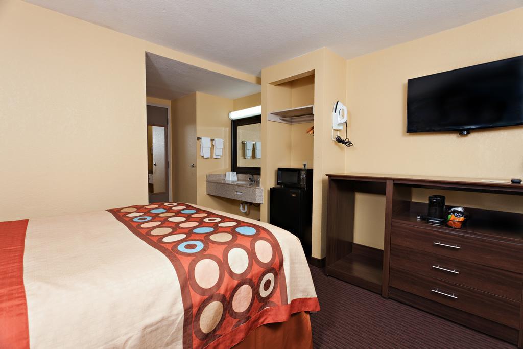 Motel Super 8 By Wyndham Wichita Airport West Kellogg Extérieur photo