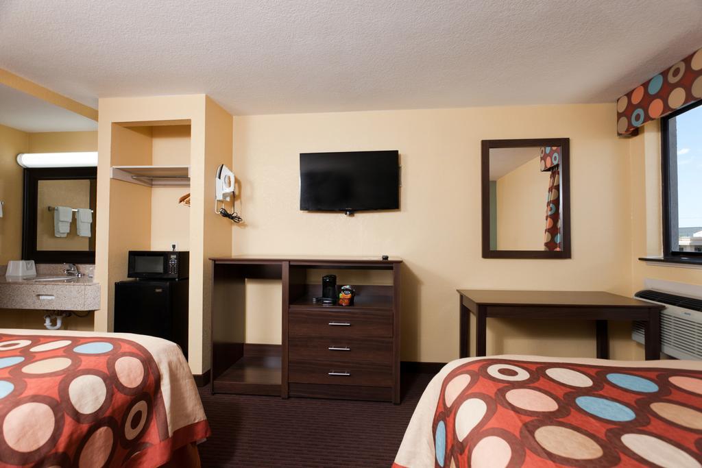 Motel Super 8 By Wyndham Wichita Airport West Kellogg Extérieur photo
