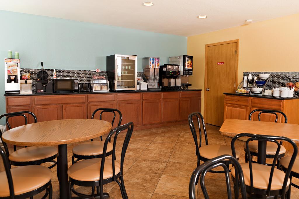 Motel Super 8 By Wyndham Wichita Airport West Kellogg Extérieur photo
