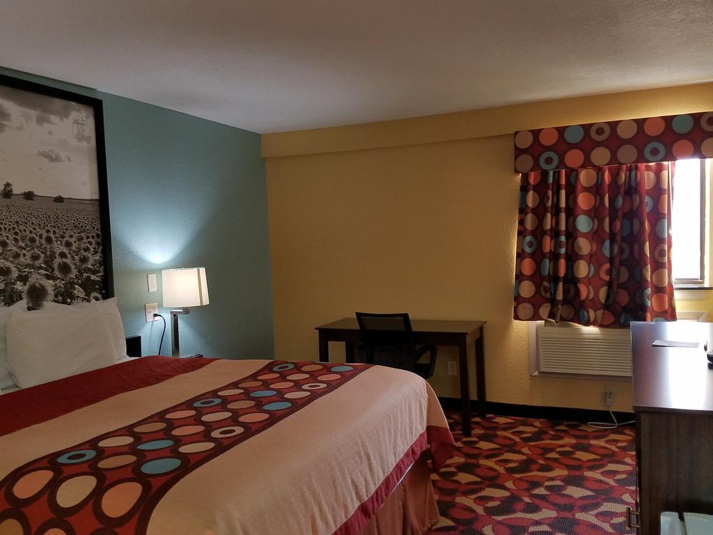 Motel Super 8 By Wyndham Wichita Airport West Kellogg Extérieur photo