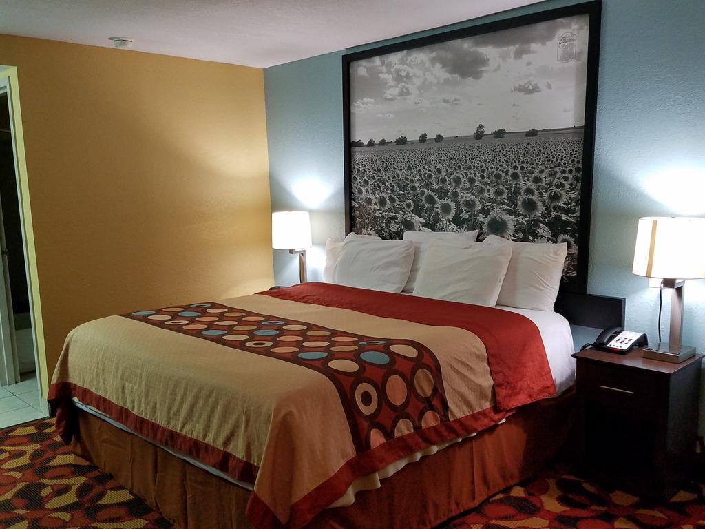 Motel Super 8 By Wyndham Wichita Airport West Kellogg Extérieur photo