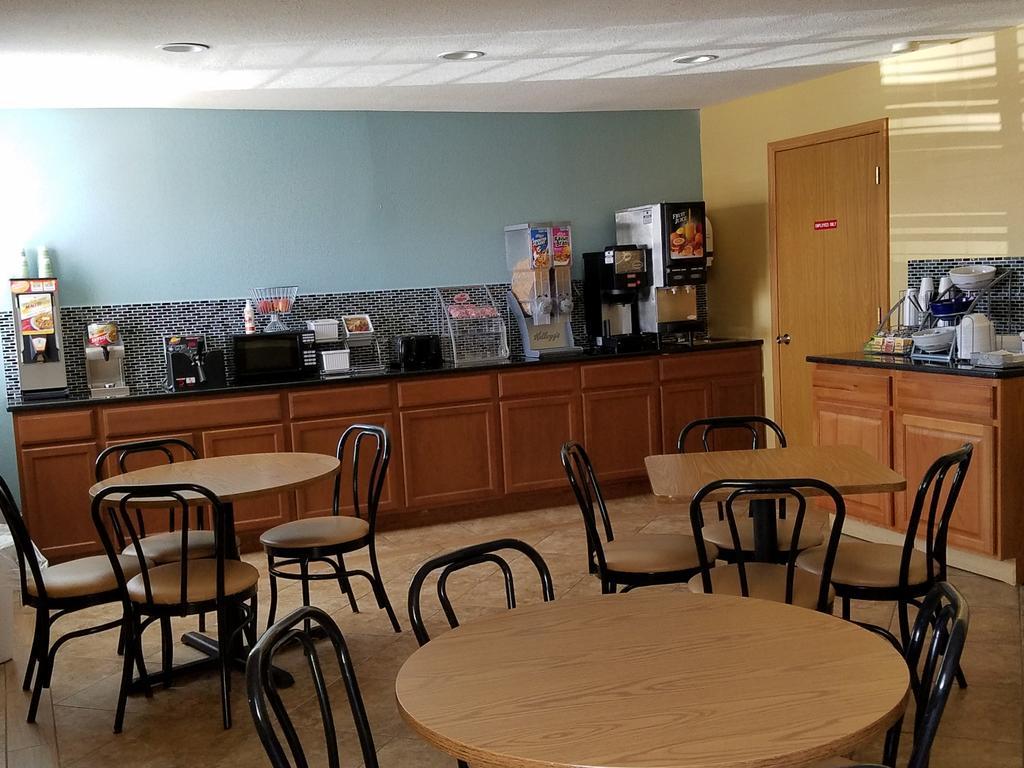 Motel Super 8 By Wyndham Wichita Airport West Kellogg Extérieur photo